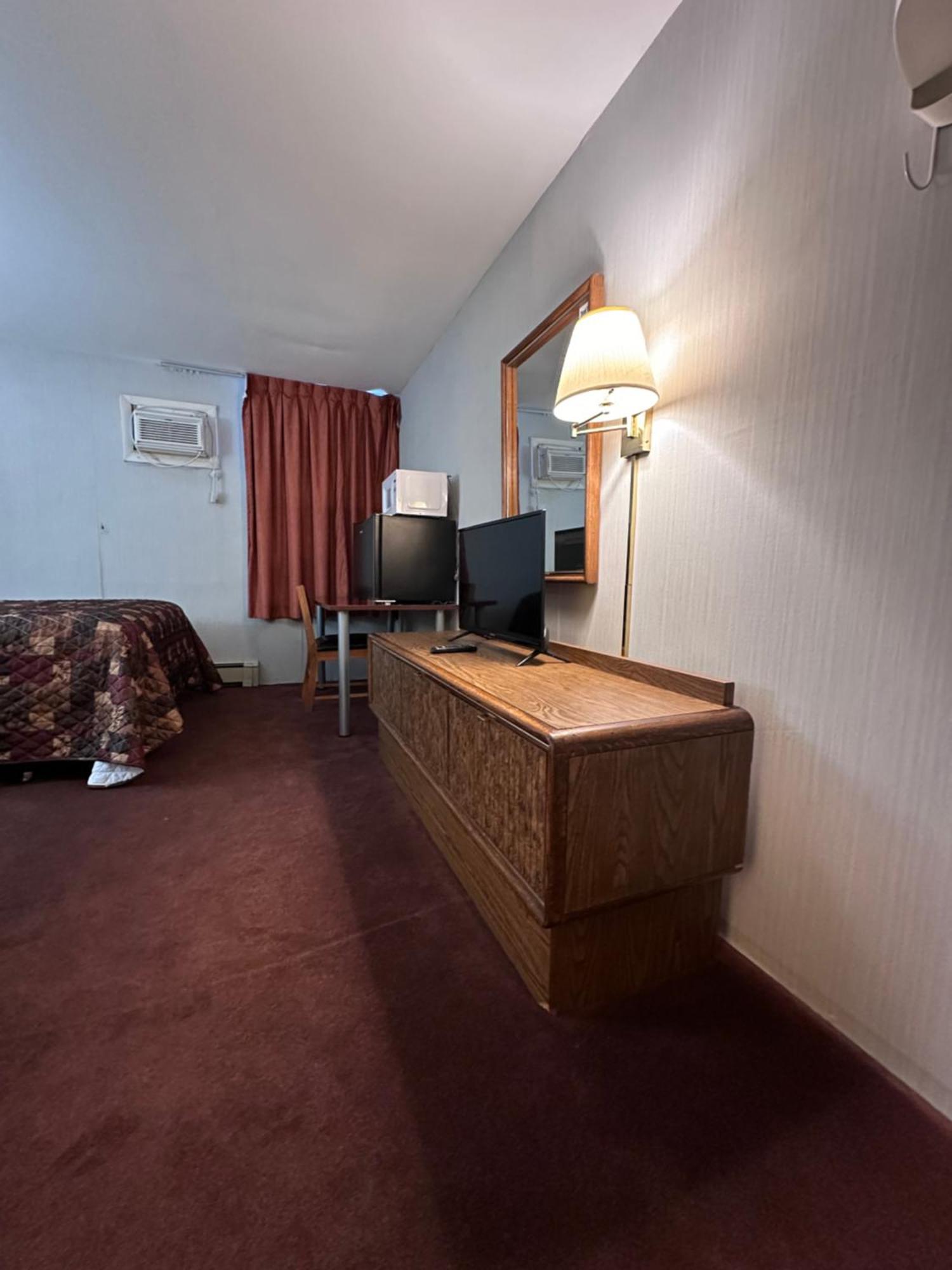 Pamola Motor Lodge Millinocket Exterior photo
