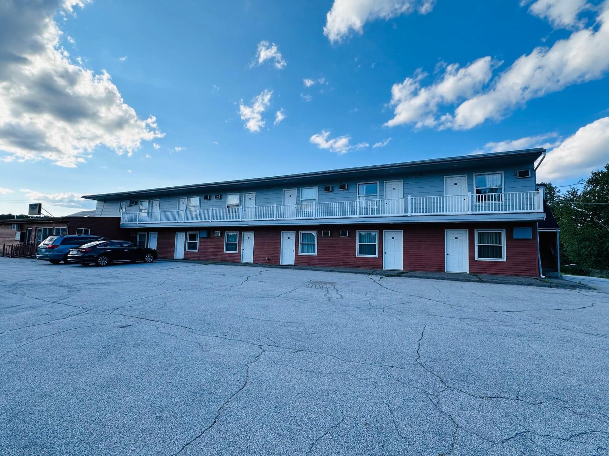 Pamola Motor Lodge Millinocket Exterior photo