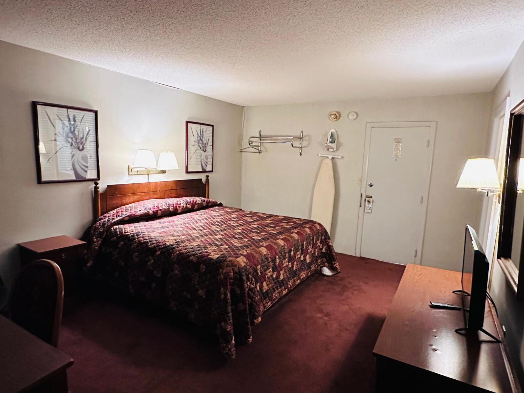 Pamola Motor Lodge Millinocket Exterior photo
