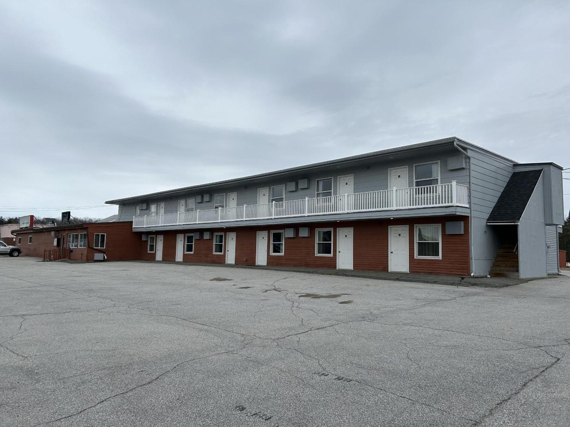 Pamola Motor Lodge Millinocket Exterior photo