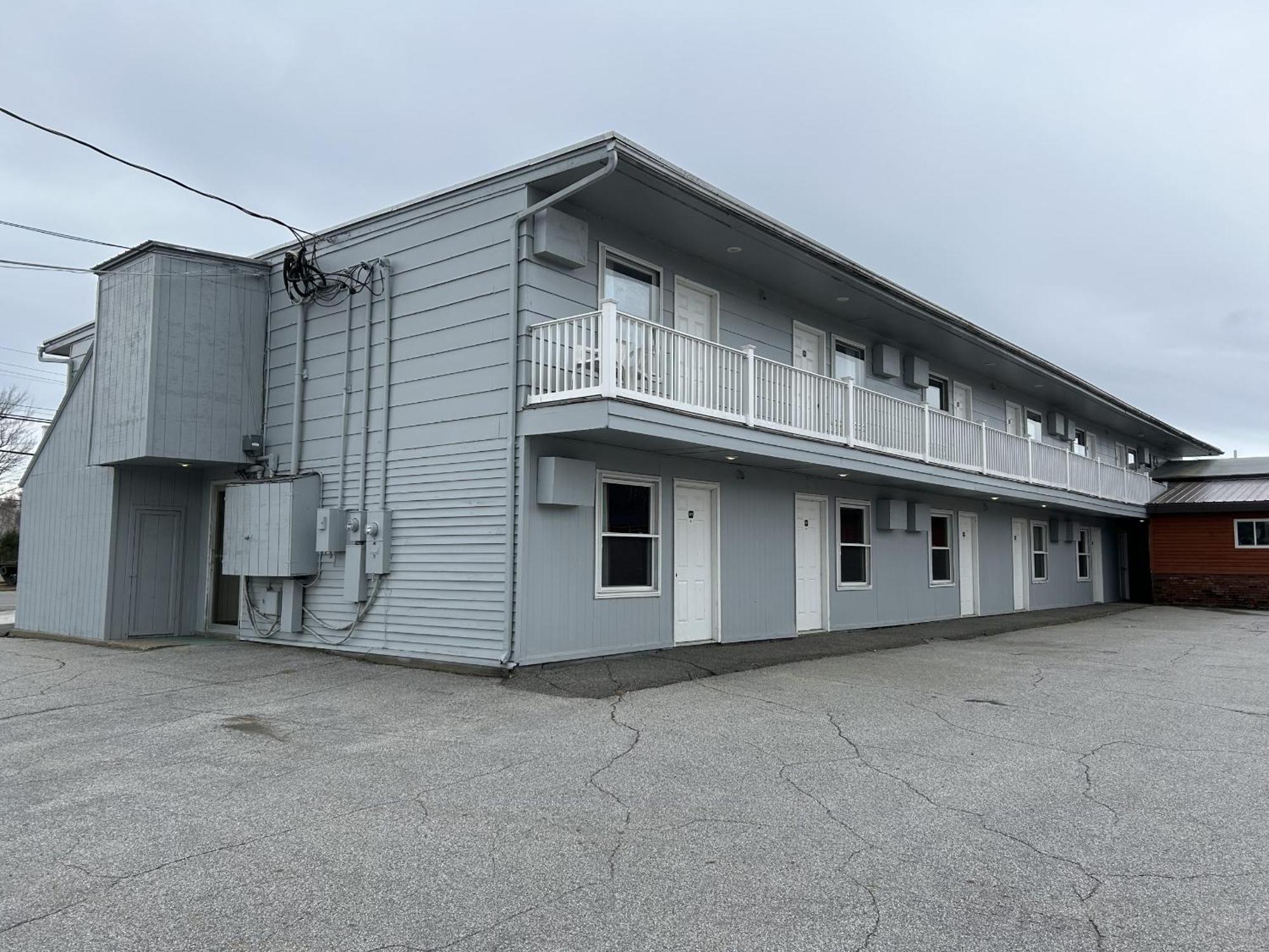 Pamola Motor Lodge Millinocket Exterior photo