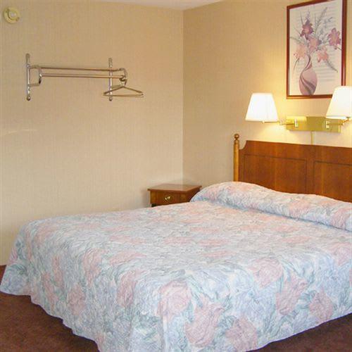Pamola Motor Lodge Millinocket Room photo