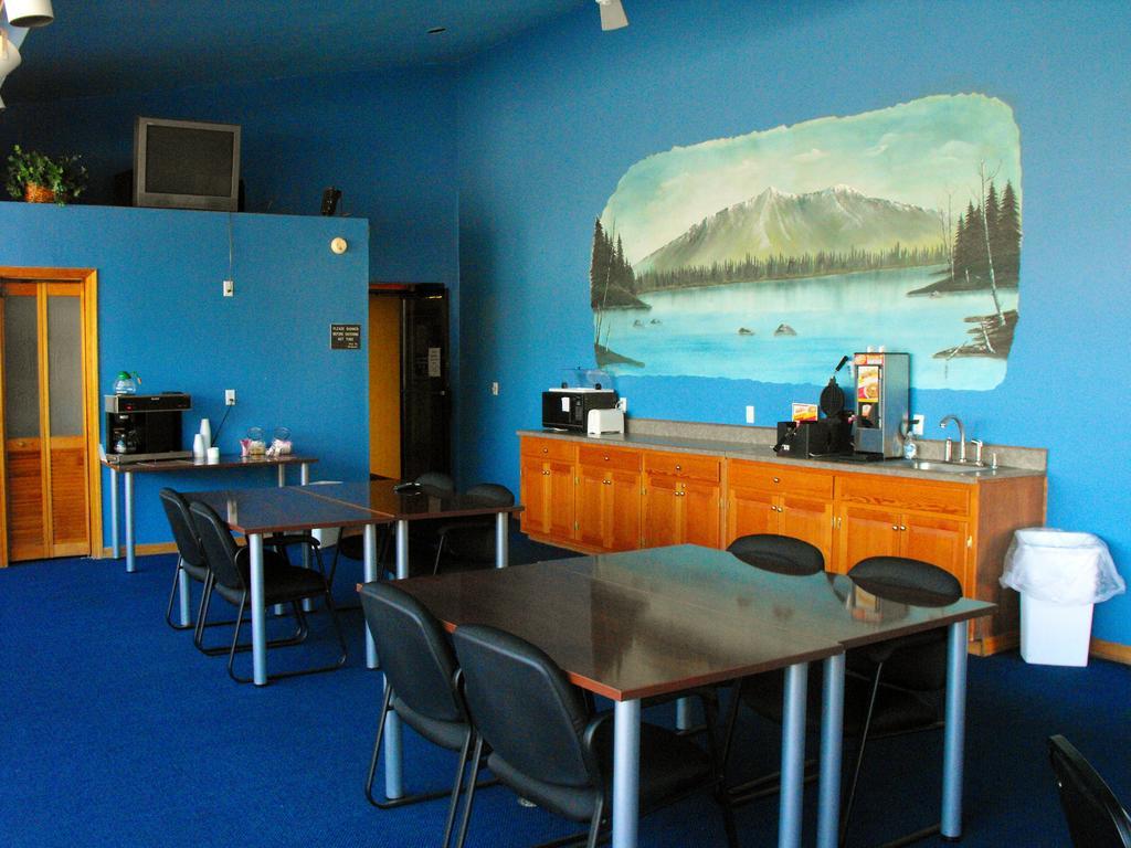 Pamola Motor Lodge Millinocket Exterior photo
